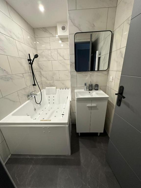 Studio Jaccuzzi A 2 Min Davignon Les Angles  المظهر الخارجي الصورة