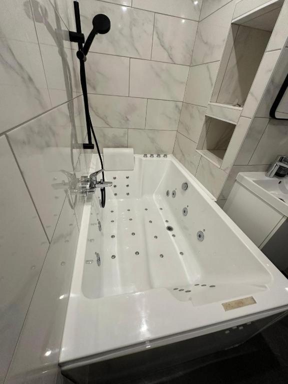 Studio Jaccuzzi A 2 Min Davignon Les Angles  المظهر الخارجي الصورة